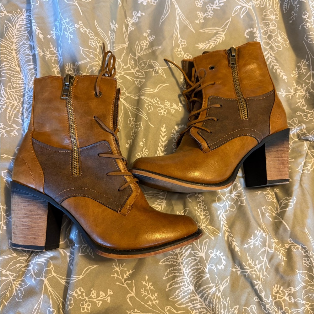 Pierre Dumas Two-Tone Tan Brown Lace-Up Block Heel Ankle Boots 👢